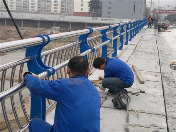 日喀则不锈钢桥梁护栏除锈维护的重要性及其方法